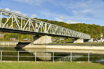 Le pont ferrovière typique du 19ème siècle traversant la Meuse à anseremme au sud de Dinant 