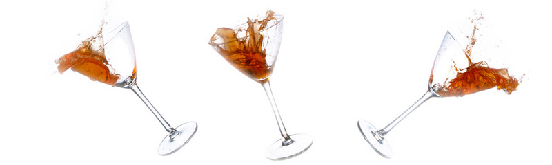 schizzi di un liquido arancione su un gruppo di bicchieri da cocktail