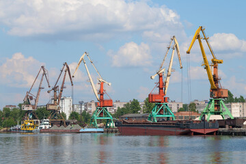 Obraz premium Sunny august day in Cherepovets river port