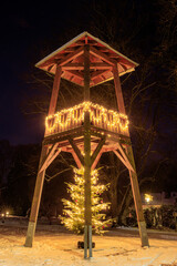 weihnachtlicher Glockenturm mit Tannenbaum in Ehlscheid