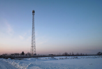 Wieża telekomunikacji LTE w zimowym krajobrazie.