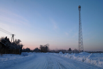 Wieża telekomunikacji LTE w zimowym krajobrazie. - obrazy, fototapety, plakaty