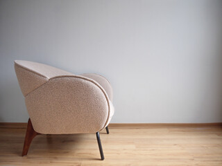 Moderno mueble de lectura minimalista beige al lado izquierdo del Interior de una sala con  piso...