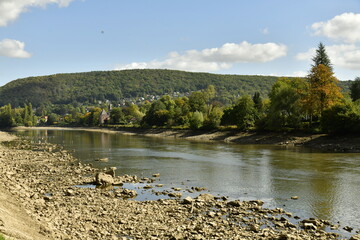 Bancs de rochers découvrant dans le lit de la Meuse réduit en rivière à Godinne à mis parcourt entre Namur et Dinant 