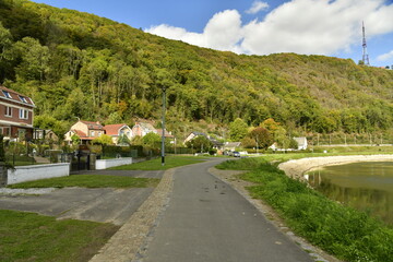Petite route secondaire pour la promenade longeant la Meuse entre Yvoir ,Godinne et Lustin au milieu d'un paysage bucolique de collines bois&eacute;es &agrave; une dizaine de Km au sud de Namur 