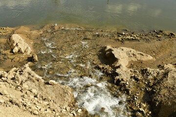 L'un des affluents à débit très faible à cause de la sécheresse se jetant dans la Meuse en...