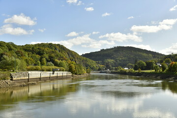 Fototapeta na wymiar Digue en béton dans la Meuse en pleine nature entre Yvoir et Godinne au nord de Dinant 