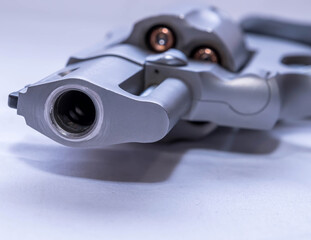 Obraz premium The muzzle of a 454 casull snub nose revolver loaded with hollow point bullets on a white background