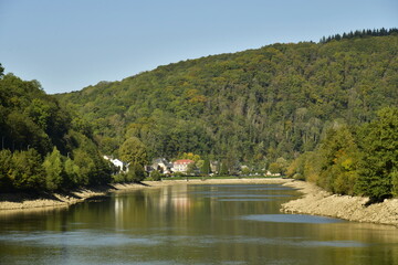 La Meuse au niveau bas entre les hautes collines &agrave; Annevoie-Rouillon &agrave; mi-chemin entre Namur et Dinant 