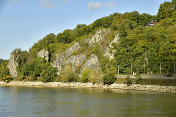 Fototapeta na wymiar Pans de rochers calcaires et végétation sauvage longeant la Meuse en basses eaux entre Yvoir et Godinnes en aval de Dinant 