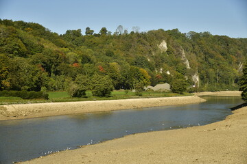 La Meuse à Yvoire en très basse eaux dû à la sécheresse historique de l'été 2022 en province de Namur 