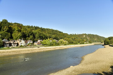 La Meuse à Yvoire en très basse eaux dû à la sécheresse historique de l'été 2022 en province de Namur