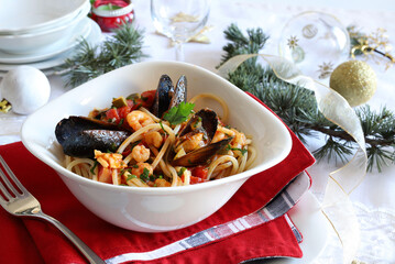 Spaghetti ai frutti di mare. Tavola festiva per la cena festiva con piatti. Concetto di...