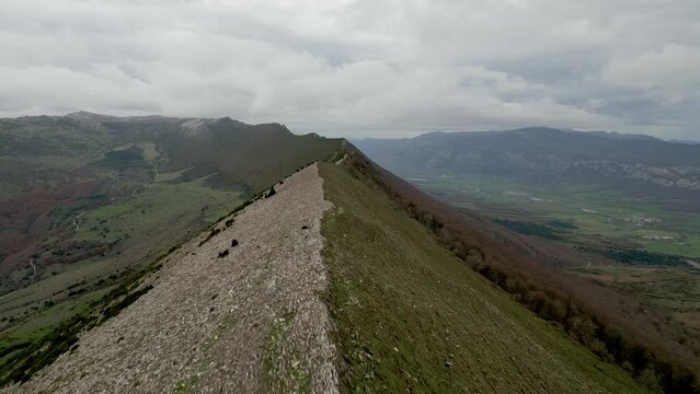 By the Txurregi crest. Between the  Ollo Valley and the Sakana