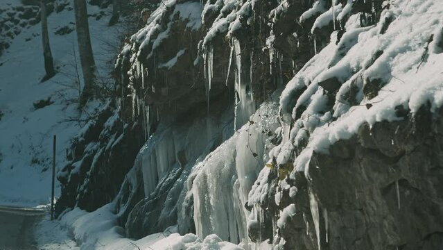 Eiszapfen und Eisbach