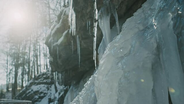 Eiszapfen und Eisbach
