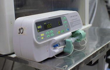 Infusomat for intravenous infusion of solutions to animals. Close-up. An infusomat in the process of working in a veterinary clinic conducts an intravenous infusion of a solution to a pet.