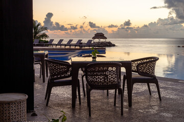 table et chaises bistro avec vue sur la mer lors au matin