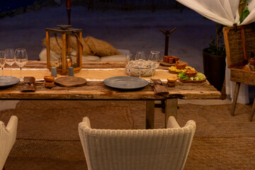 décoration d'une table extérieur avec ambiance romantique en bord de mer