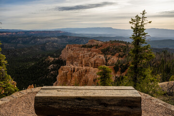 Fototapeta premium Bryce Canyon and Log Bench On Cloudy Day
