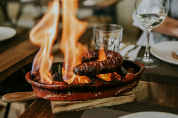 chorizo en cazuela de barro al fuego