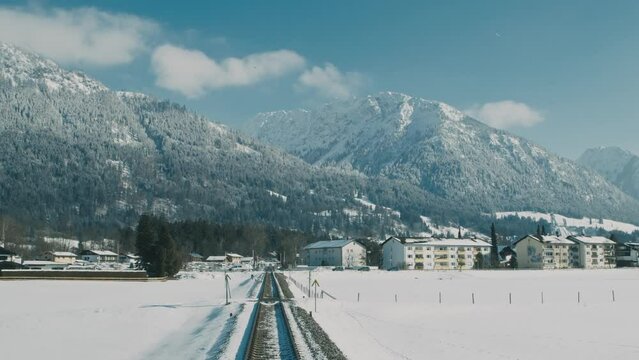 Zugfahrt in den Alpen