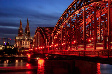 Die rot leuchtende Hohenzollernbrücke