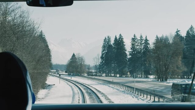 Zugfahrt in den Alpen