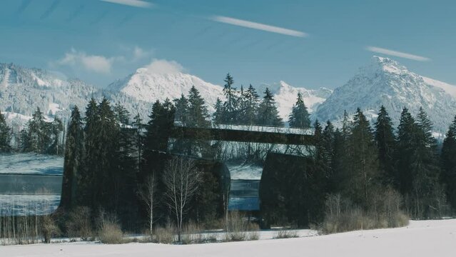 Zugfahrt in den Alpen