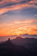 Increíble atardecer en la cumbre de Gran Canaria con vistas a la isla de Tenerife, Islas Canarias. 