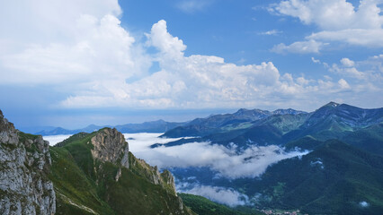 Impresionante vista del valle de Fuente D&eacute; con niebla	