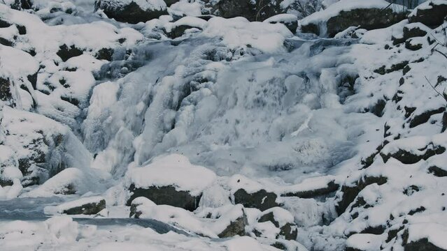 Eiszapfen und Eisbach