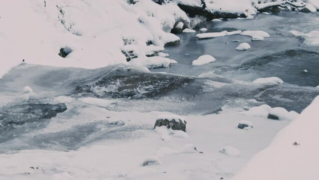 Eiszapfen und Eisbach
