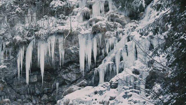 Eiszapfen und Eisbach