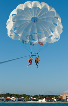 Couple Paragliding, Reef Playacar Resort and Spa Hotel, Playa del Carmen, Quintana Roo, Yucatan Peninsula, Mexico