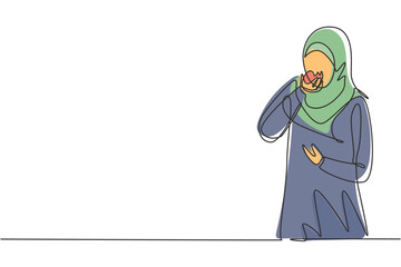 Continuous one line drawing young Arabian female having fruits meal with hand. Happy and enjoy dessert at restaurant. Delicious and healthy food. Single line draw design vector graphic illustration