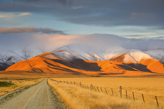 Road to Mountains, Hawkdun Range, Otago, South Island, New Zealand