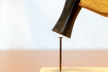 金づちで鉄釘を打つ
