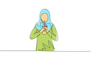 Single one line drawing beautiful Arab woman hold plastic cup and drink iced green tea with straw. Make her refreshing in summer season. Modern continuous line draw design graphic vector illustration