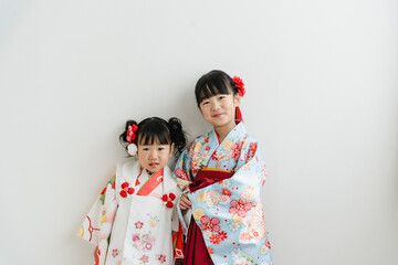 着物姿の幼い姉妹