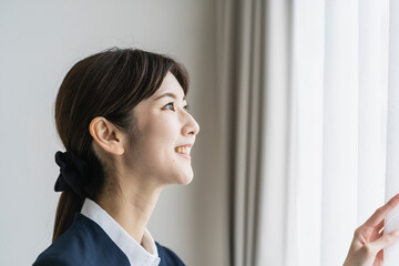 窓の外を見る日本人女性の横顔