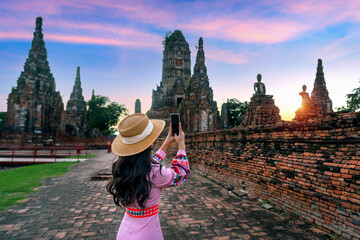 Tourist visiting at Ayutthaya Historical Park, Wat Chaiwatthanaram temple in Thailand. - obrazy, fototapety, plakaty