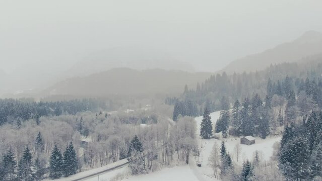 Es schneit in den den Bergen