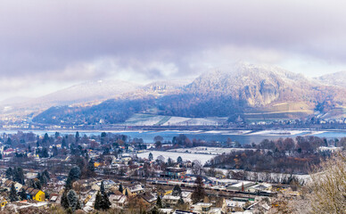Winterlicher Morgennebel löst sich vom Drachenfels im Siebengebirge bei Bonn