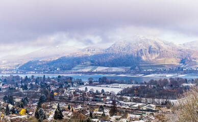 Obraz premium Winterlicher Morgennebel löst sich vom Drachenfels im Siebengebirge bei Bonn