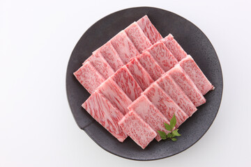 皿に盛った黒毛和牛ロース肉　焼肉用