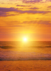 Obraz na płótnie Canvas Gorgeous bright sunset over ocean.