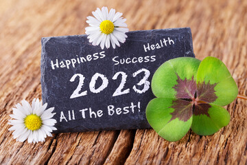 Neujahr Gruß Karte 2023, englischer Text - Gesundheit, Glück, Erfolg, Alles Gute - Schiefertafel mit Kleeblatt auf Holz, Happy New Year 2023