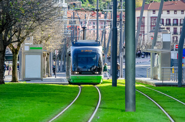 Obraz premium Tranvía parado en la estación en Bilbao