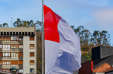 Bandera hondeando que representaba la antigua marina mercante de Bilbao